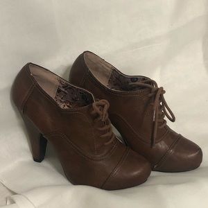 Shi by Journeys Brown Vintage Style Laced Heels